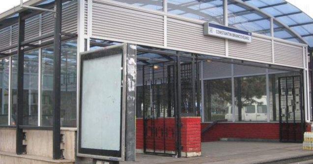 O femeie se afla in stare grava dupa ce a cazut pe sinele de la metrou