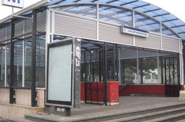 O femeie se afla in stare grava dupa ce a cazut pe sinele de la metrou