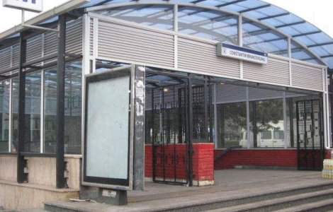 O femeie se afla in stare grava dupa ce a cazut pe sinele de la metrou
