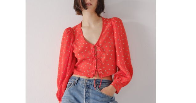 Întâmpină primăvara cu cele mai feminine topuri Levi