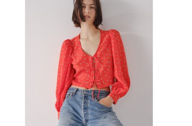 Întâmpină primăvara cu cele mai feminine topuri Levi