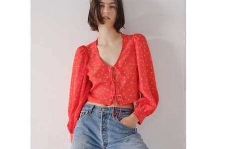 Întâmpină primăvara cu cele mai feminine topuri Levi