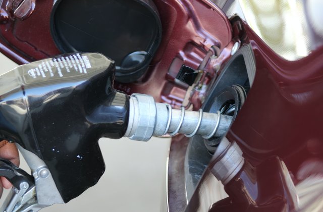 Benzinăria care i-a v&acirc;ndut 1.000 de litri de combustibil unui client, amendată. Recipientul &icirc;n care a depozitat carburantul s-a spart pe șosea