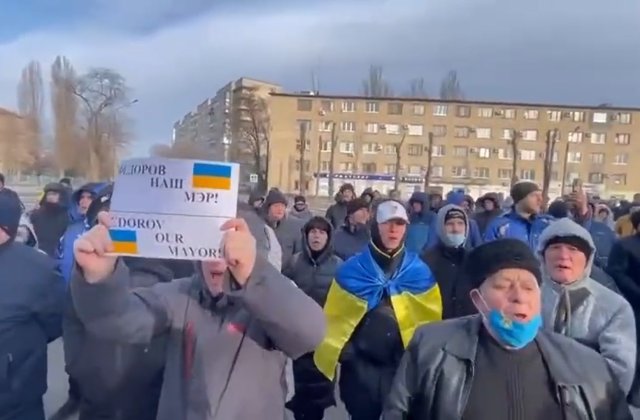 Mii de ucraineni protestează după ce primarul din Melitopol a fost răpit de soldații ruși