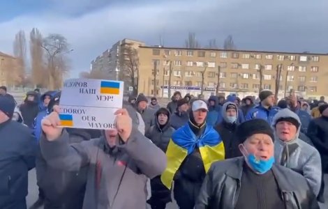 Mii de ucraineni protestează după ce primarul din Melitopol a fost răpit de soldații ruși