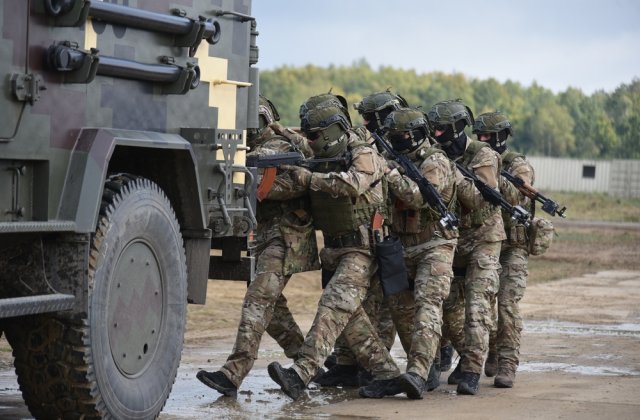 Rusia amenință că va ataca transportul cu ajutor militar străin din Ucraina. Răspunsul NATO