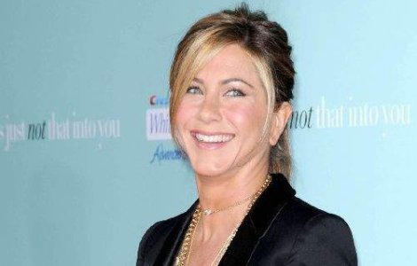  Foto  Jennifer Aniston, transformata in Barbara Streisand