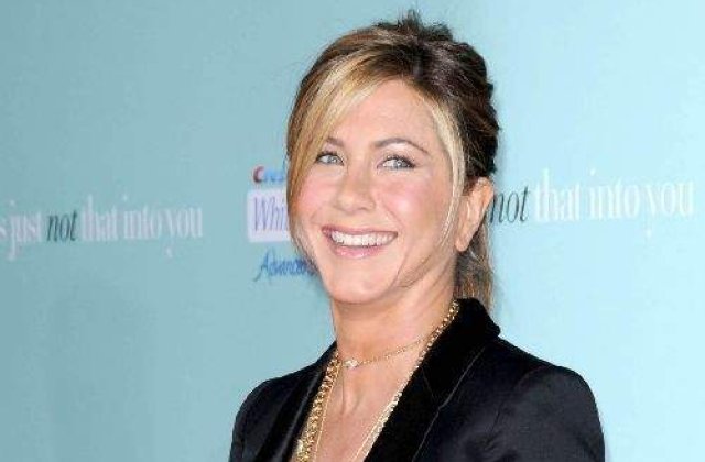[FOTO] Jennifer Aniston, transformata in Barbara Streisand