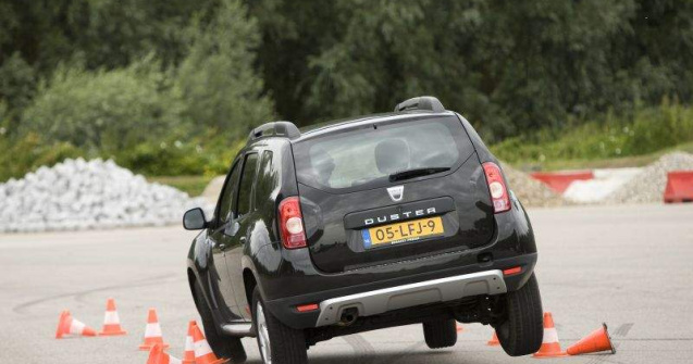 Dacia Duster cu probleme de stabilitate?! Olandezii spun da, Dacia spune nu  Video 