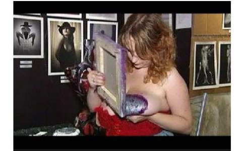  Video  O artista din Rusia picteaza cu proprii sani