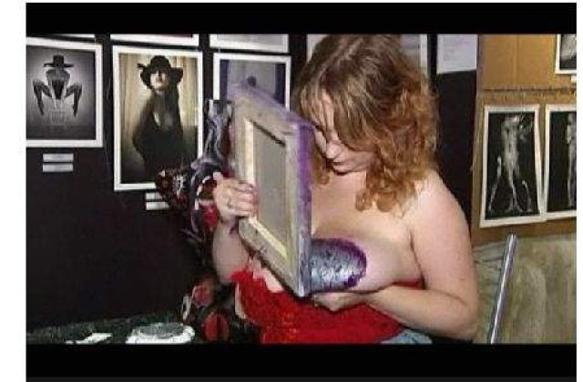 [VIDEO] O artista din Rusia picteaza cu proprii sani