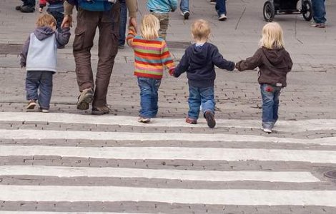 O fetita a fost lovita pe trecerea de pietoni de o masina a Politiei