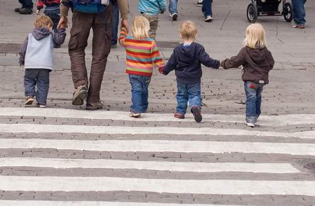 O fetita a fost lovita pe trecerea de pietoni de o masina a Politiei