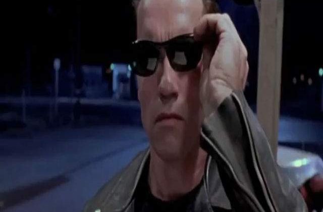 [VIDEO] Schwarzenegger isi invita fanii sa zdrobeasca diverse lucruri cu TANCUL sau