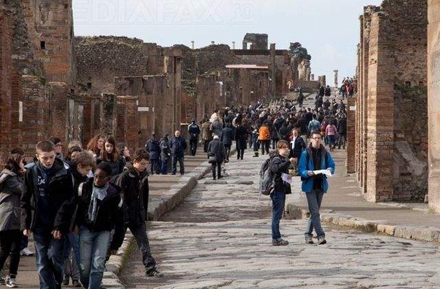 Un fragment dintr-o fresca din casa lui Neptun a fost furata