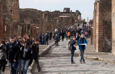 Un fragment dintr-o fresca din casa lui Neptun a fost furata