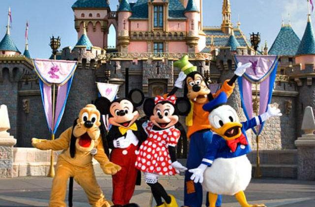 Si-a "imbolnavit" copilul de cancer pentru o excursie la Disneyland