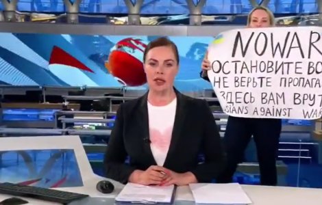VIDEO O jurnalistă a apărut cu o pancartă contra războiului din Ucraina în timpul buletinului de știri de la Pervîi Kanal, cel mai urmărit post TV din Rusia