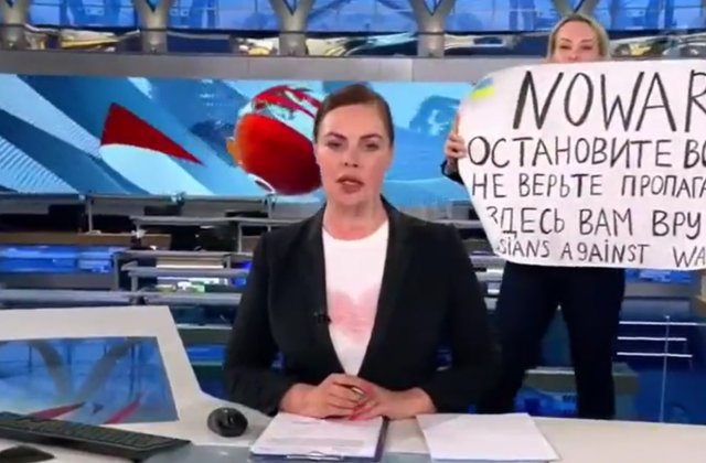 VIDEO O jurnalistă a apărut cu o pancartă contra războiului din Ucraina &icirc;n timpul buletinului de știri de la Perv&icirc;i Kanal, cel mai urmărit post TV din Rusia