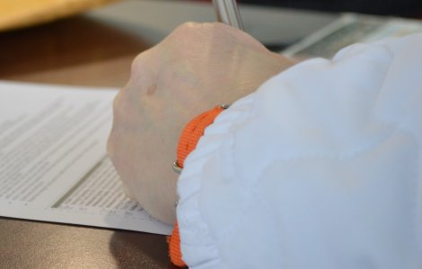 O femeie din Baia Mare a primit o somație de plată pentru 1 ban