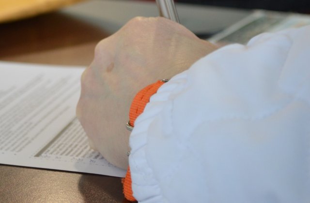 O femeie din Baia Mare a primit o somație de plată pentru 1 ban