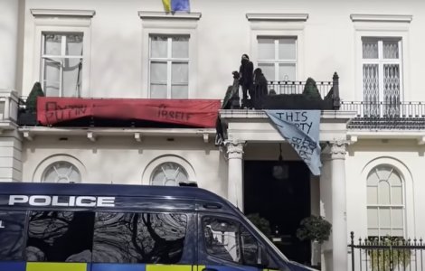 VIDEO Casa din Londra a unui oligarh rus a fost ocupată de anarhiști: "Voi ocupaţi Ucraina, noi vă ocupăm pe voi"