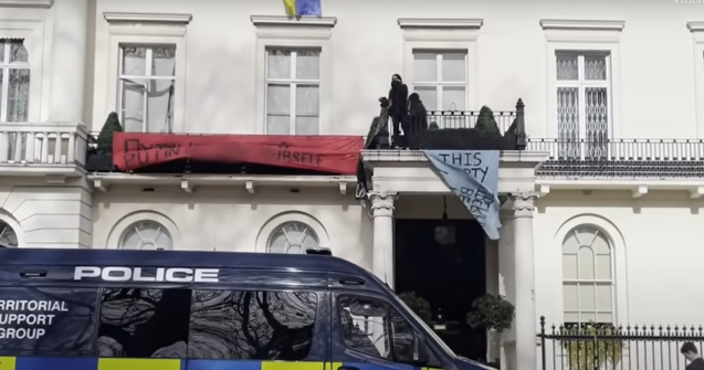 VIDEO Casa din Londra a unui oligarh rus a fost ocupată de anarhiști: "Voi ocupaţi Ucraina, noi vă ocupăm pe voi"
