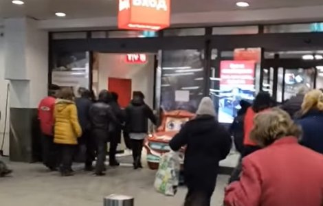 VIDEO Cozi la ulei și în Bulgaria. Un bărbat a murit după ce a fost împins și i s-a făcut rău