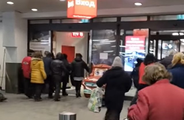 VIDEO Cozi la ulei și în Bulgaria. Un bărbat a murit după ce a fost împins și i s-a făcut rău