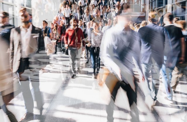 Îngrijorările românilor. Ce îi sperie mai tare, războiul sau facturile? 