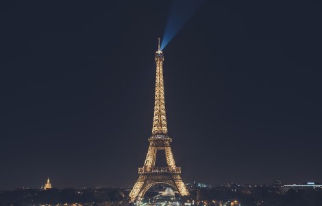 VIDEO Turnul Eiffel s-a făcut mai mare. Monumentul istoric este acum mai înalt cu 6 metri