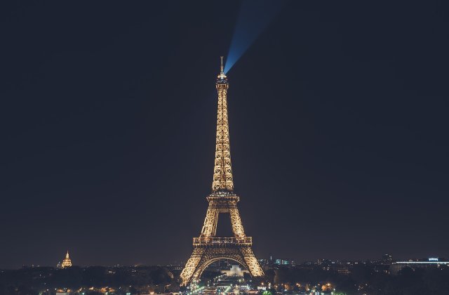 VIDEO Turnul Eiffel s-a făcut mai mare. Monumentul istoric este acum mai înalt cu 6 metri 