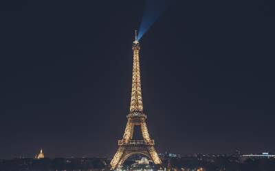 VIDEO Turnul Eiffel s-a făcut...