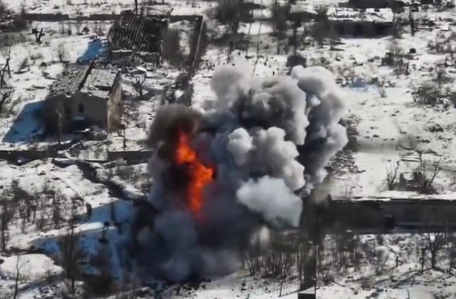 Imagini din dronă cu momentul în care un tanc rusesc declanșează o mină antitanc 