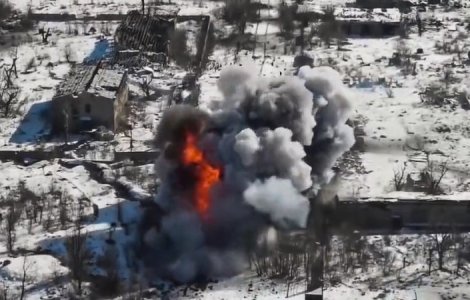 Imagini din dronă cu momentul în care un tanc rusesc declanșează o mină antitanc