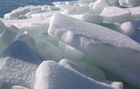 Un bloc de gheata s-a desprins dintr-un ghetar din Groenlanda