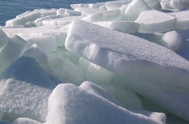 Un bloc de gheata s-a desprins dintr-un ghetar din Groenlanda