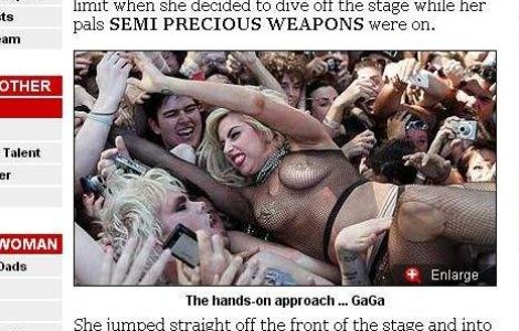 Gaga, aproape goala in bratele fanilor