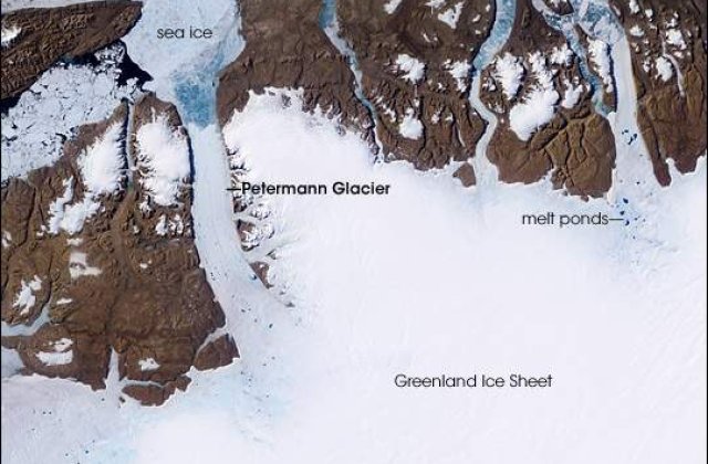 Groenlanda:   Un bloc de gheata gigantic s-a desprins dintr-un ghetar