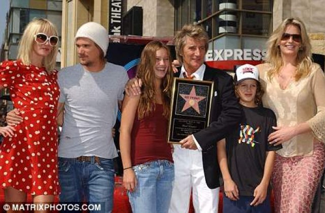 Rod Stewart, tata pentru a opta oara