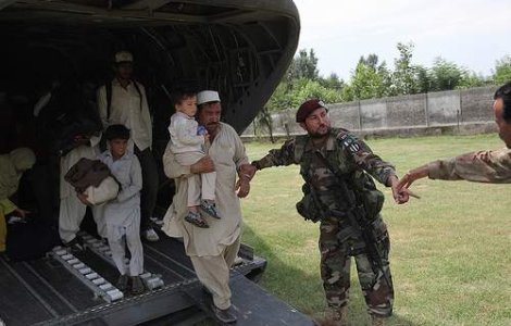 Pakistanul, izolat de inundatii