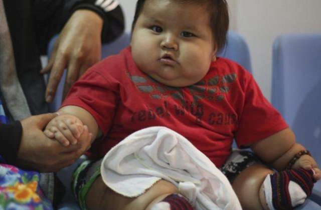 [VIDEO] Asa arata cel mai GRAS bebelus din lume!