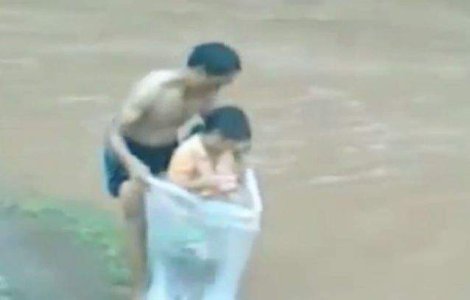  Video  Devotamentul suprem! Ce face un tata pentru educatia copiilor lui!