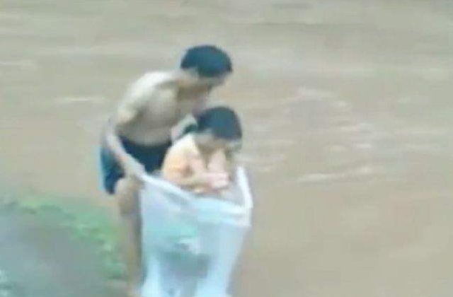 [VIDEO] Devotamentul suprem! Ce face un tata pentru educatia copiilor lui!