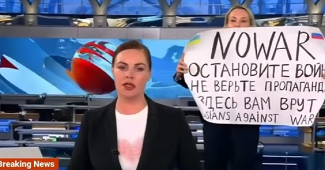 Cum a fost pedepsită jurnalista care a protestat în direct față de războiul din Ucraina: „Ancheta a durat peste 14 ore”