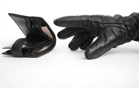 O femeie a furat portofelul unui refugiat ucrainean pe care l-a uitat într-un restaurant din Ilfov