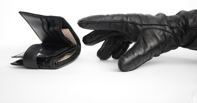 A furat portofelul unui refugiat ucrainean pe care l-a uitat într-un restaurant