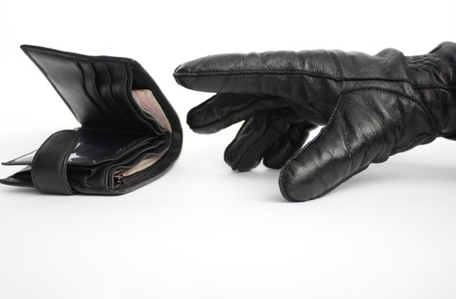 O femeie a furat portofelul unui refugiat ucrainean pe care l-a uitat &icirc;ntr-un restaurant din Ilfov