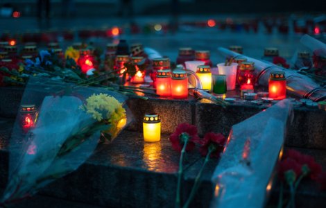 Ucrainenii din Mariupol își îngroapă morții în parcul din centrul orașului