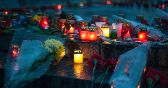 Ucrainenii din Mariupol își îngroapă morții în parcul din centrul orașului